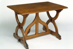 Table en chêne sculptée et champfreinée, fait partie d'une collection de meubles dessinés pour une maison particulière dans le Sussex, 1852-1853.